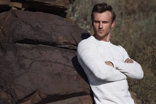 günbatımı okyanus üzerinde genç çekici adamla tanışıyor. Moda stil tatil kavramı