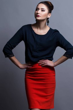 Yüksek moda bakmak. Seksi kırmızı dudaklar, güzel kırmızı eteği ve mavi gömlek ile şık bir model portresi. Stüdyo vurdu