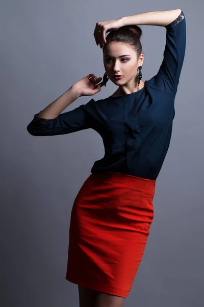 高时尚外观 性感红红的嘴唇 美丽的红裙子和蓝色衬衫时尚模型的画像 工作室拍摄 — 图库照片