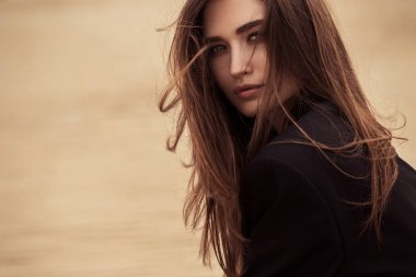 Boho tarzı kadın portre kum, moda giysiler üzerinde oturan