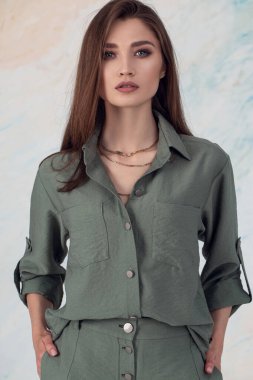 Sıradan, rahat ve doğal giysiler içinde genç ve şık bir kız. Doğal kadınlık ve güzellik