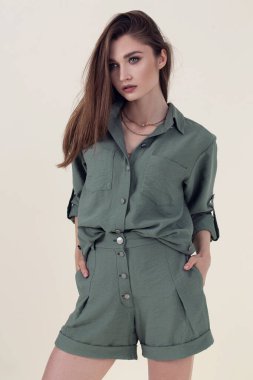 Sıradan, rahat ve doğal giysiler içinde genç ve şık bir kız. Doğal kadınlık ve güzellik