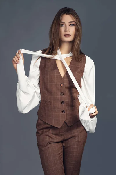 Mode Minimalistiskt Porträtt Brunett Kvinnliga Modell Grå Bakgrund Snygga Kläder — Stockfoto