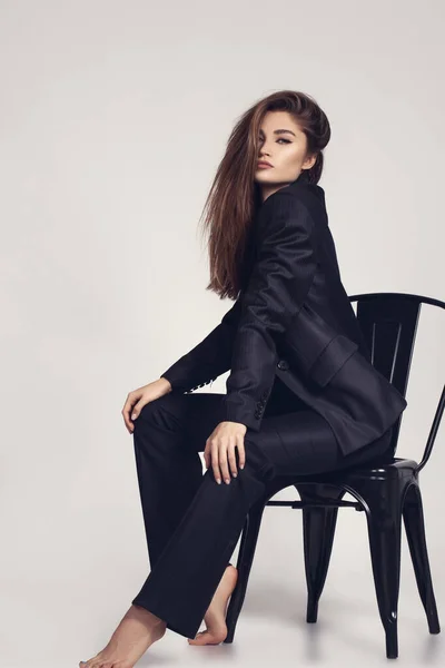 灰色背景的黑发女模特的时尚简约画像 时尚服装 黑色经典风格概念 — 图库照片