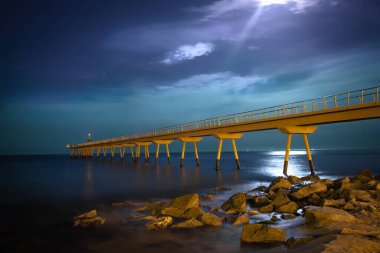 Köprü ve deniz geceleri taşlarla dolu