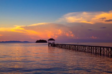 Gün batımında sahile giden bir patika.
