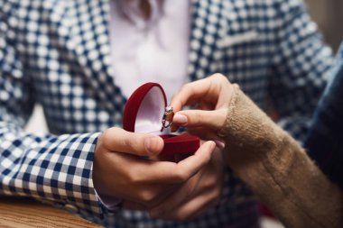 Yakından kapatın. Erkek kıza evlenme teklifinde bulundu. Aşk hikayesi.