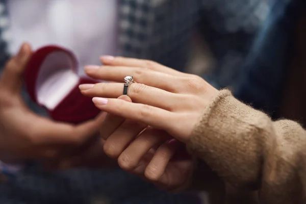 Närbild Man Gör Förslag Äktenskap Med Flickan Kärlekshistoria — Stockfoto