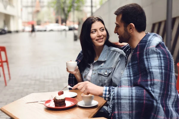 Mec Avec Une Fille Café Mange Dessert Joyeux Regard Concept — Photo