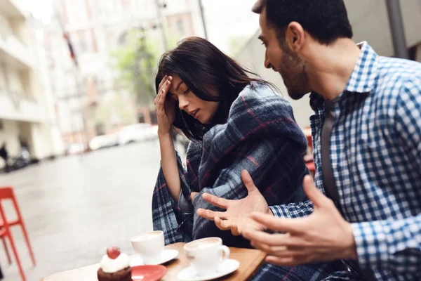 Jovem Gritar Com Uma Rapariga Mesa Café Conceito Quarrel — Fotografia de Stock