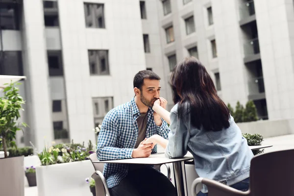 Tipo Besa Mano Una Chica Sentada Mesa Café Concepto Romántico — Foto de Stock