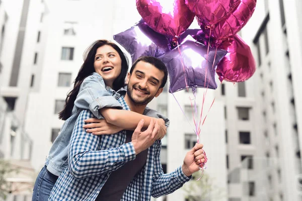 Romantik Çift Balonlar Ile Sokakta Yürüyor Doğum Günü Konsepti — Stok fotoğraf