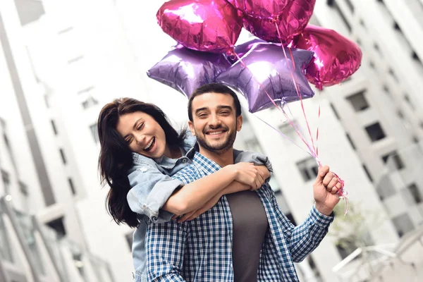 誕生日の風船と路地で幸せなカップル 幸福の概念 — ストック写真