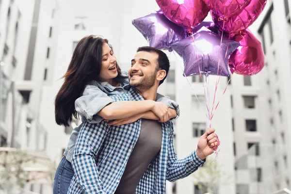 Couple Romantique Marchant Long Allée Avec Des Ballons Concept Anniversaire — Photo