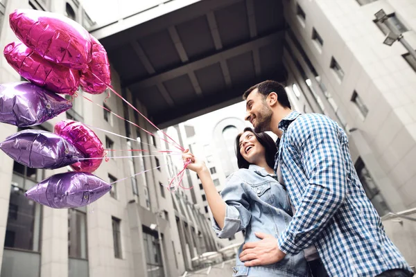 Pareja Joven Feliz Caminando Por Ciudad Chica Sosteniendo Globos Las — Foto de Stock