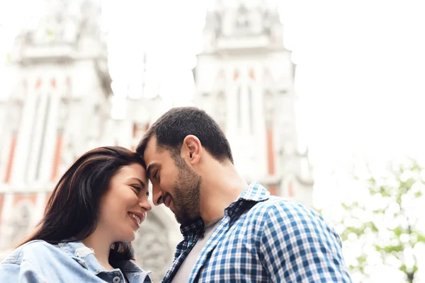 Belo Casal Fundo Igreja História Amor Casal Romântico — Fotografia de Stock