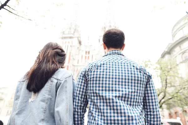 Pareja Romántica Cogida Mano Caminando Por Ciudad Vista Trasera — Foto de Stock