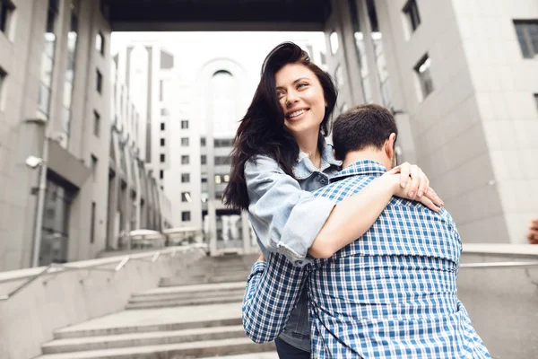 Historia Amor Tipo Camisa Cuadros Abraza Chica Pareja Romántica — Foto de Stock