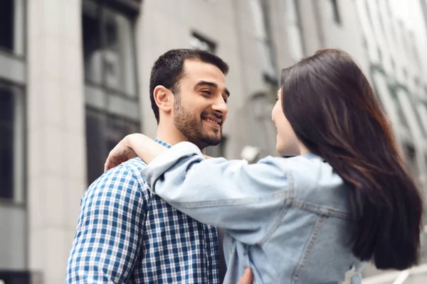 Hombre Abraza Chica Fondo Del Edificio Historia Amor — Foto de Stock