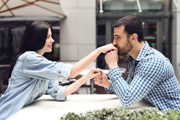 Tipo Besa Mano Una Chica Sentada Mesa Café Concepto Romántico — Foto de Stock