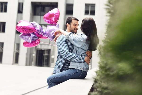Balonlarla Parapet Üzerinde Oturan Sevgi Dolu Çift — Stok fotoğraf