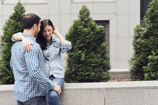 Una Pareja Cariñosa Abrazándose Sentada Parapeto Historia Amor Concepto Aniversario — Foto de Stock