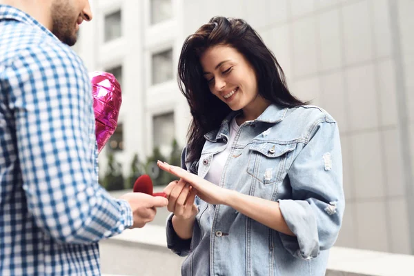 Ragazza Felice Mette Anello Fidanzamento Concetto Matrimonio Storia Amore — Foto Stock