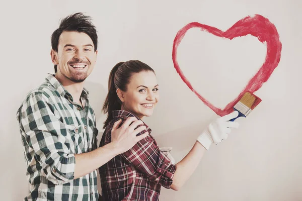 Junges Glückliches Paar Malt Herz Wand Während Hause Reparatur Macht — Stockfoto