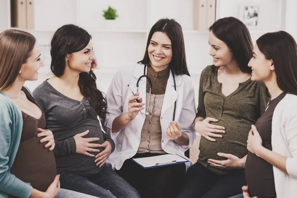 Pregnant Women Listening Doctor Antenatal Class Hospital New Life Concept — Stock Photo, Image