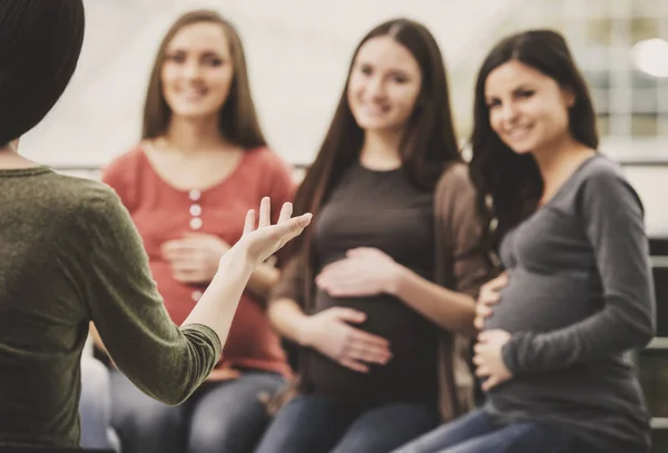 Счастливые беременные женщины разговаривают вместе — стоковое фото