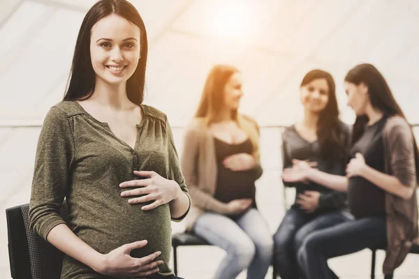 Piękne kobiety w ciąży, patrząc na kamery — Zdjęcie stockowe