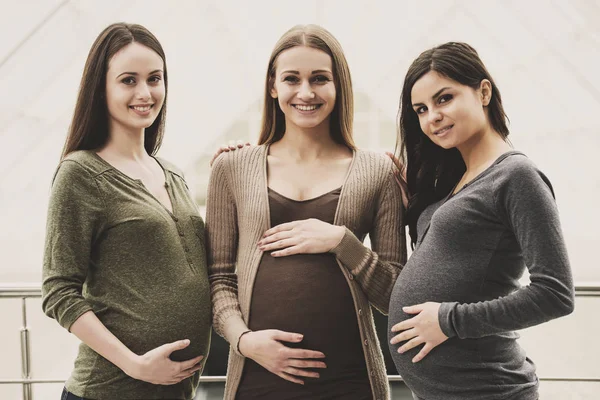 Portrét tří mladých dívek, šťastné těhotenství. — Stock fotografie