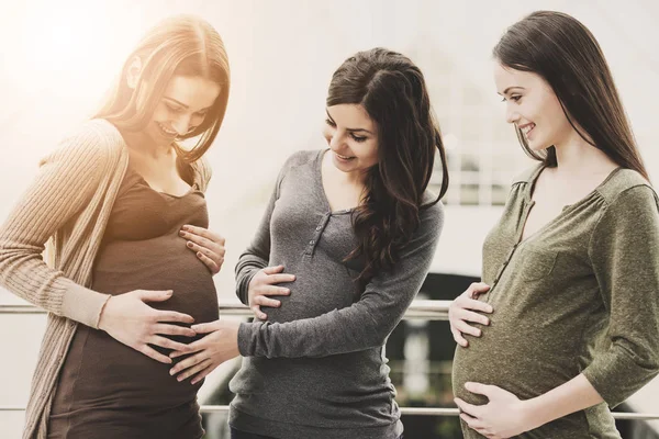 Portret van drie zwangere jonge gelukkig meisjes. — Stockfoto