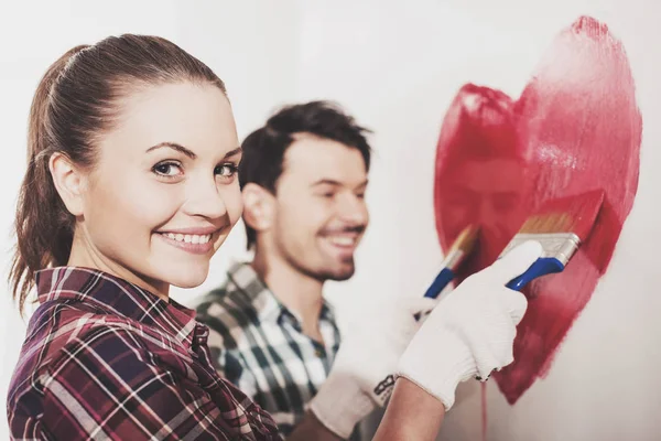 Pareja Casada Feliz Pintado Corazón Pared Del Apartamento Durante Renovación —  Fotos de Stock