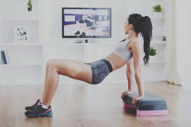 Kadın fitness evde oturma odası katta yapıyor