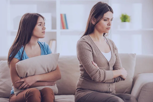 Mor och dotter som sitter på soffan efter gräl — Stockfoto