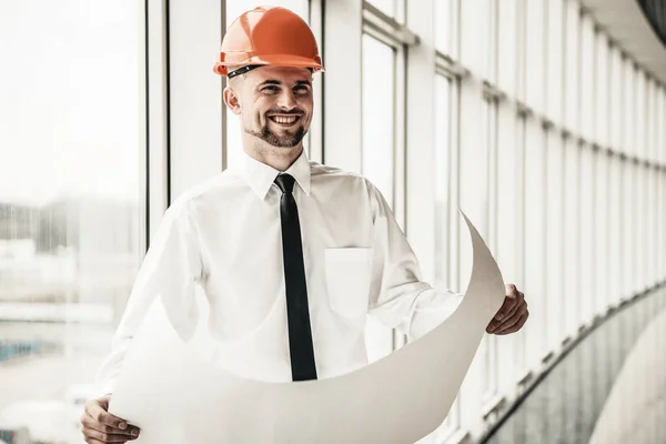 年轻的胡子快乐建筑师头盔 — 图库照片