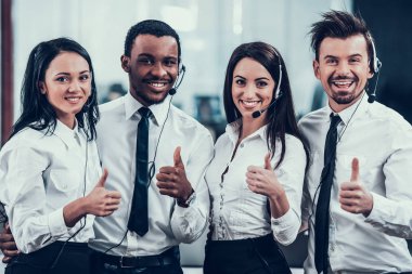 Başparmak mutlu çok ırklı çağrı merkezi ekibi ortaya