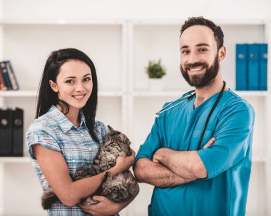 Beyaz genç kadın kedi resepsiyona getirdi