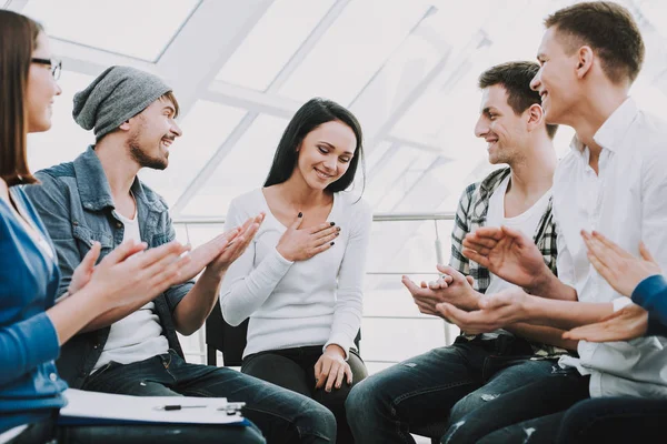 Grupp unga människor sitta i cirkel och support — Stockfoto