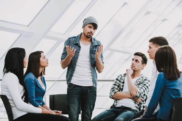 Young Bearded Man Shares Problems Other People People Circle Listen — Stock Photo, Image