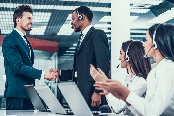 Gerente parabeniza funcionário no call center — Fotografia de Stock