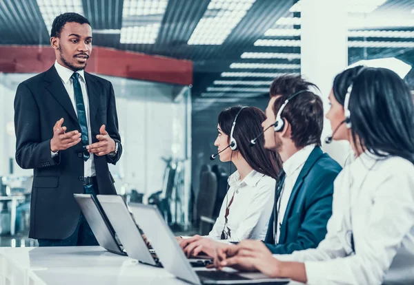 Interracial jovens felizes empregados no call center — Fotografia de Stock