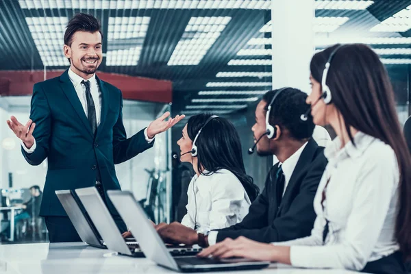 Sex tussen verschillendre rassen jonge gelukkige werknemers in callcenter — Stockfoto