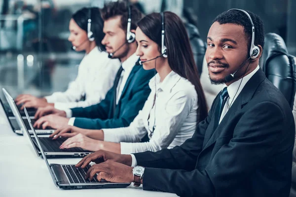 Multikulturelle junge glückliche Mitarbeiter im Call Center — Stockfoto