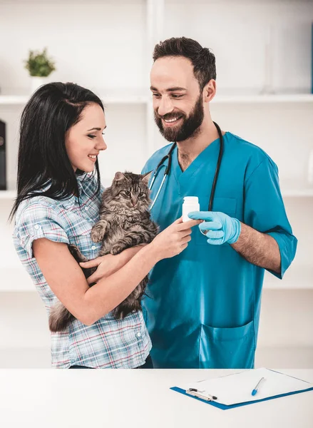 Witte Baard Doctor Veterinaire Kliniek Geeft Pil Jong Mooi Meisje — Stockfoto