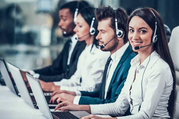 Multicultural jóvenes empleados felices en el centro de llamadas — Foto de Stock