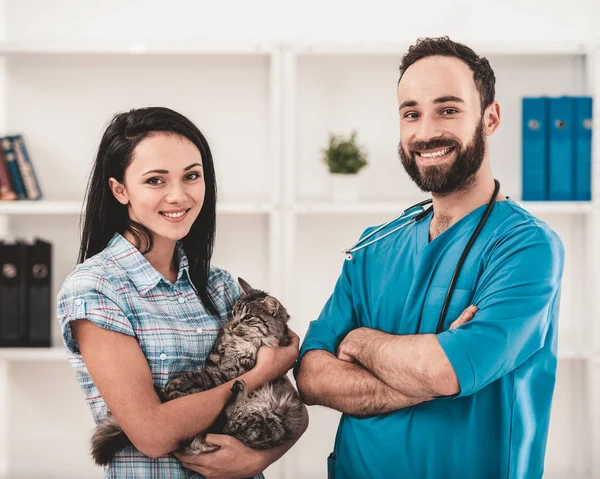 Jonge witte vrouw gebracht kat aan receptie — Stockfoto