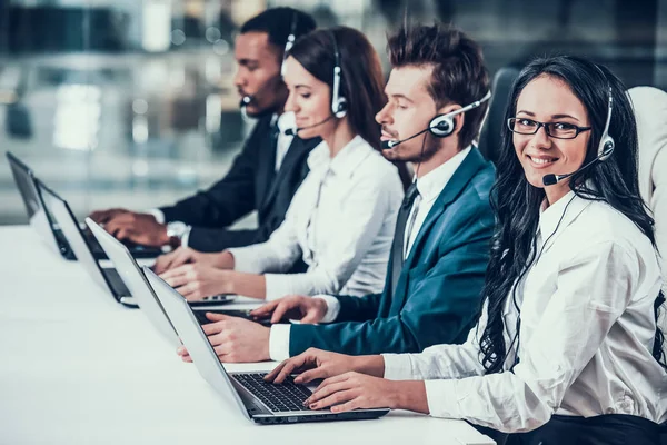 Jovens empregados felizes multiculturais em call center — Fotografia de Stock