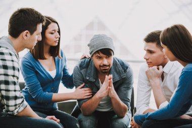 Güven çemberi. Grup daire içinde oturan insan